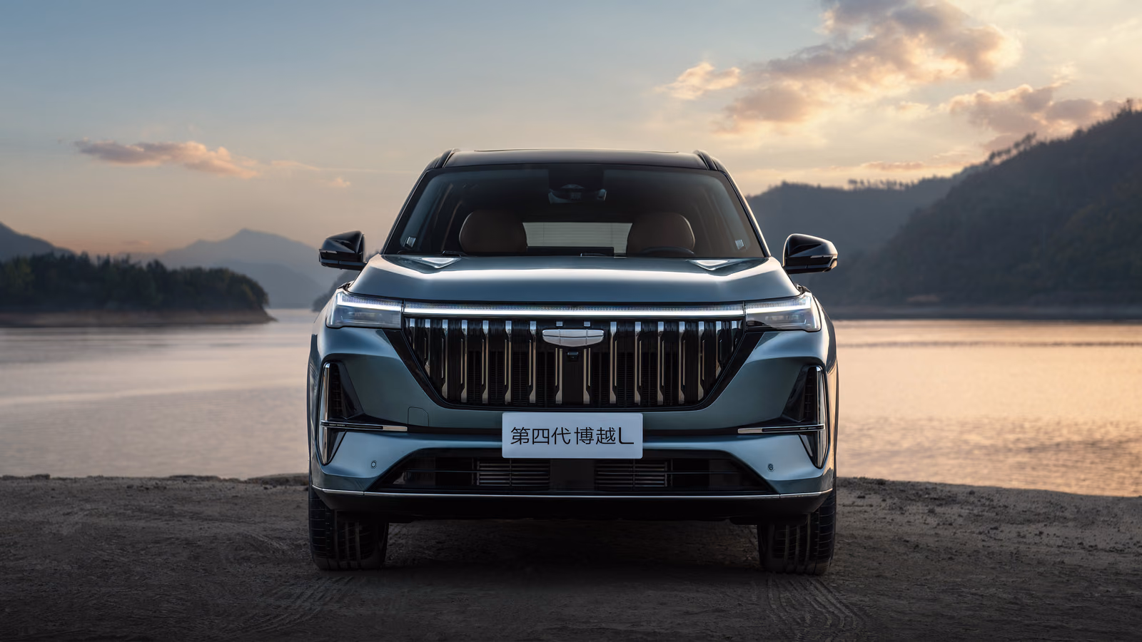 Geely Atlas L у озера, вид спереди