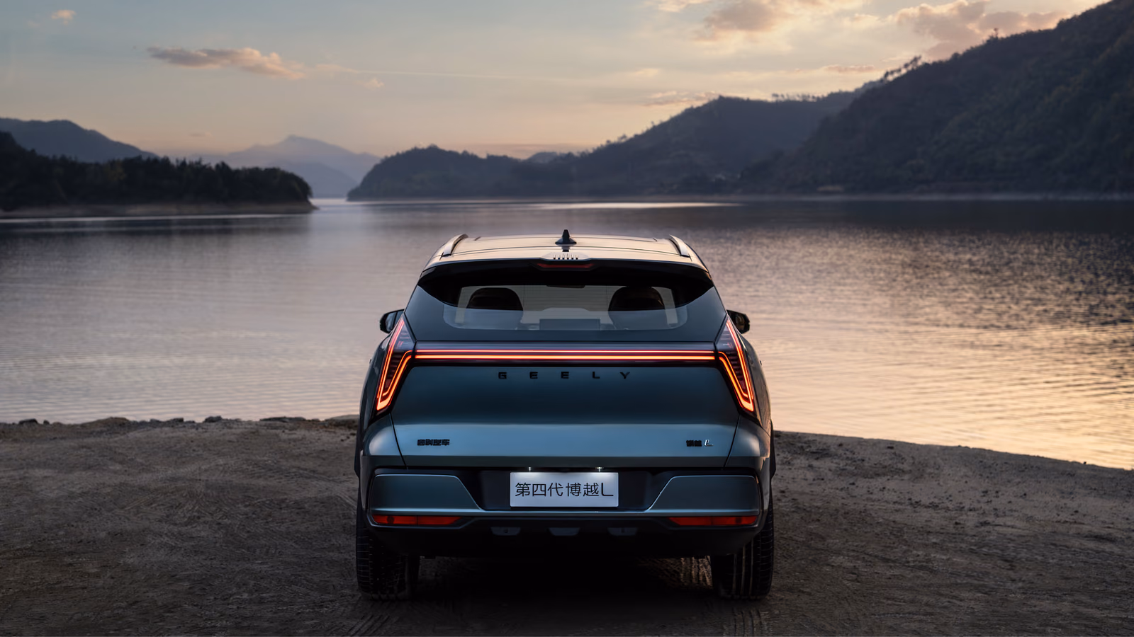 Geely Atlas L — вид сзади