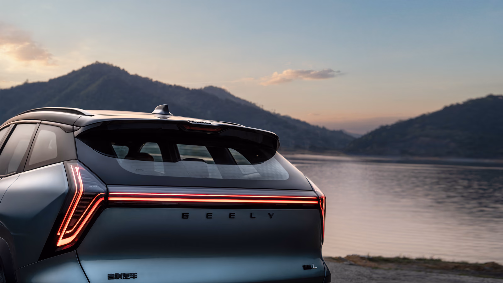 Geely Atlas L — задняя светотехника и дверь багажника