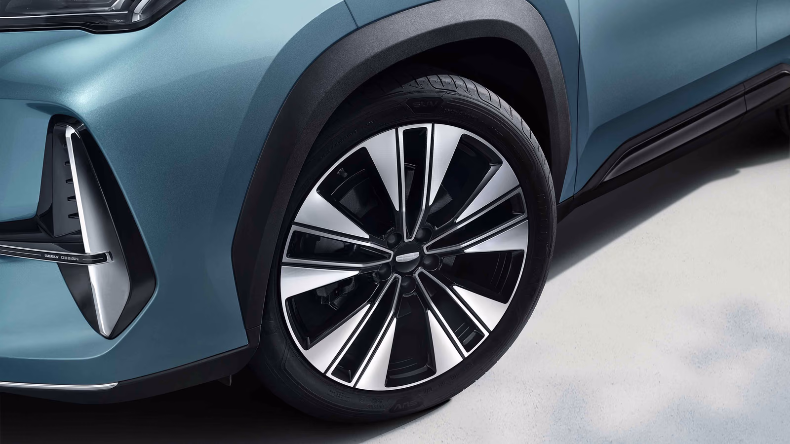 Geely Atlas L — переднее колесо и световой элемент бампера