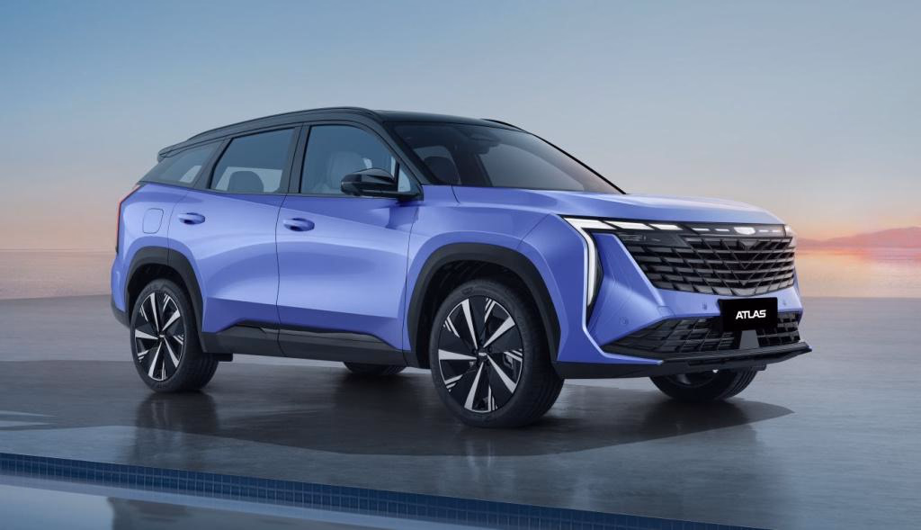 Geely Atlas нового поколения, синий кузов — вид спереди в три четверти