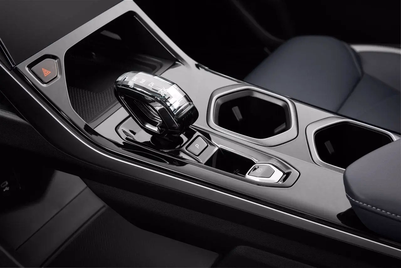 Селектор передач и центральная консоль Geely Atlas