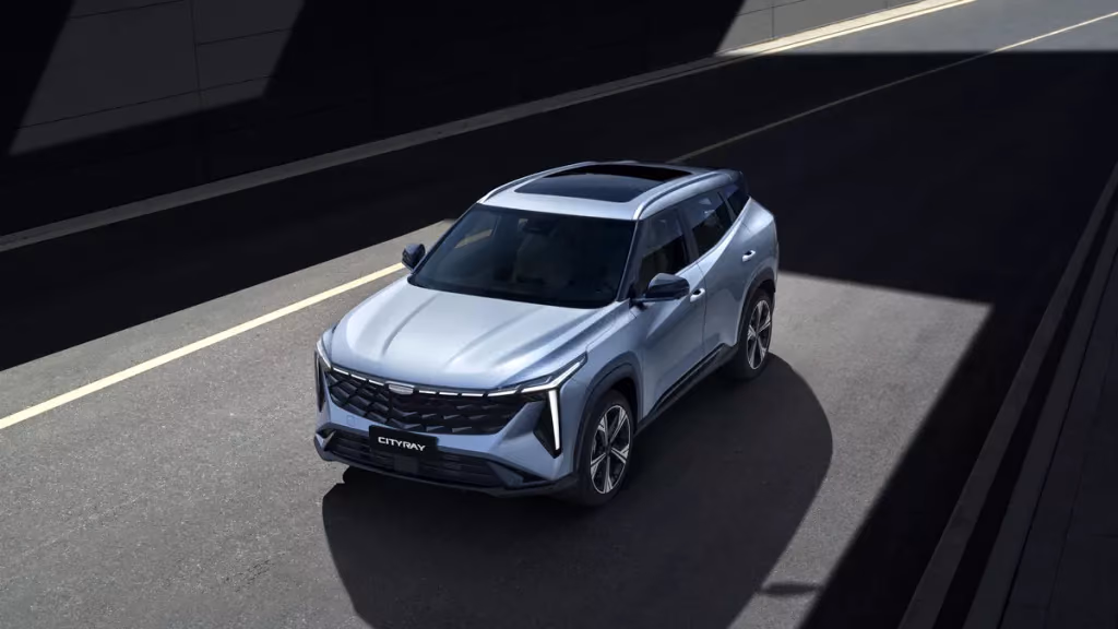 Geely Cityray на ночной городской дороге