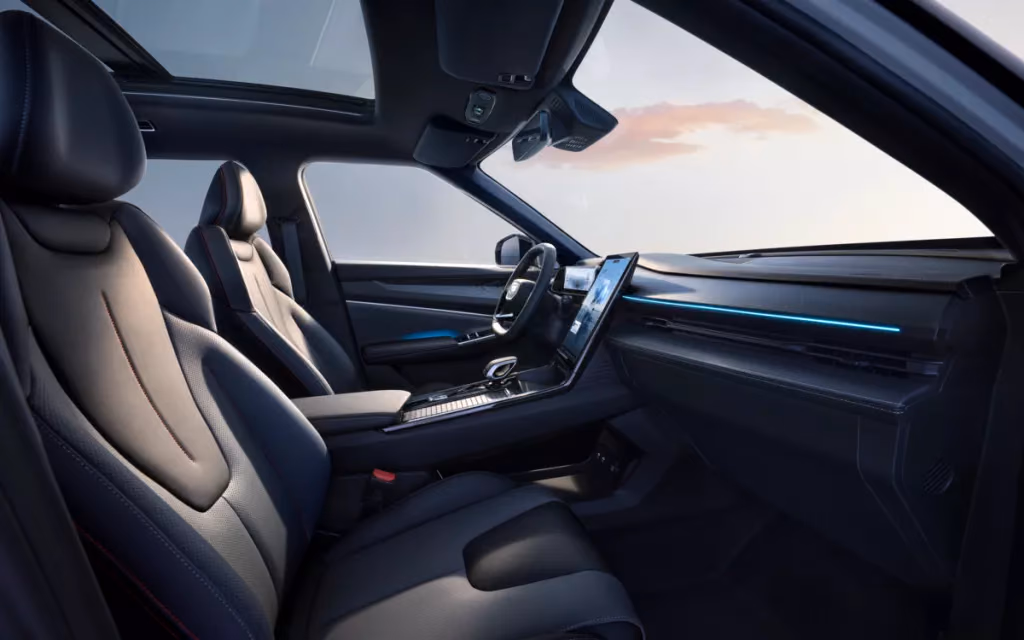 Передние кресла и центральная консоль Geely Cityray
