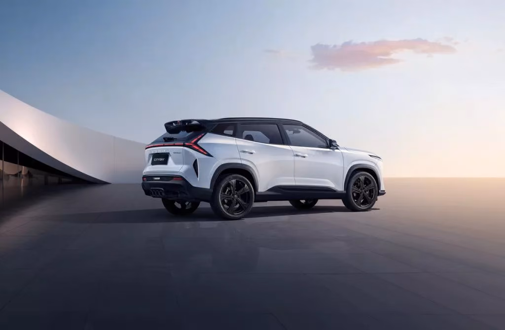 Geely Cityray на открытой площадке на закате