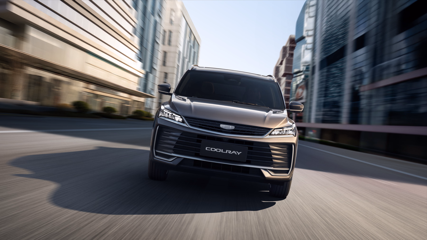 Geely Coolray в движении по городской улице, вид спереди