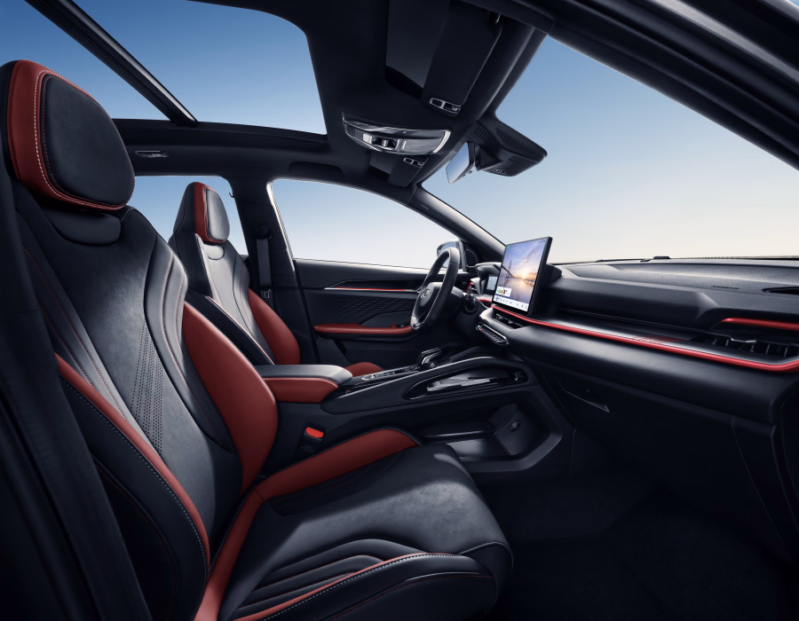 Передняя часть салона и спортивные кресла Geely Coolray