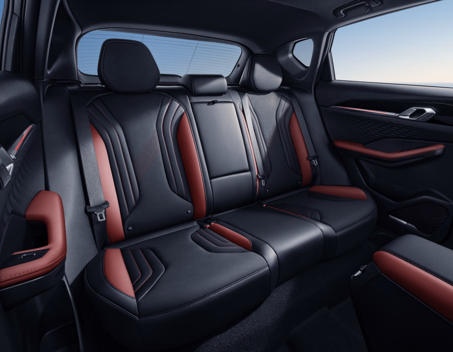 Задний ряд салона Geely Coolray
