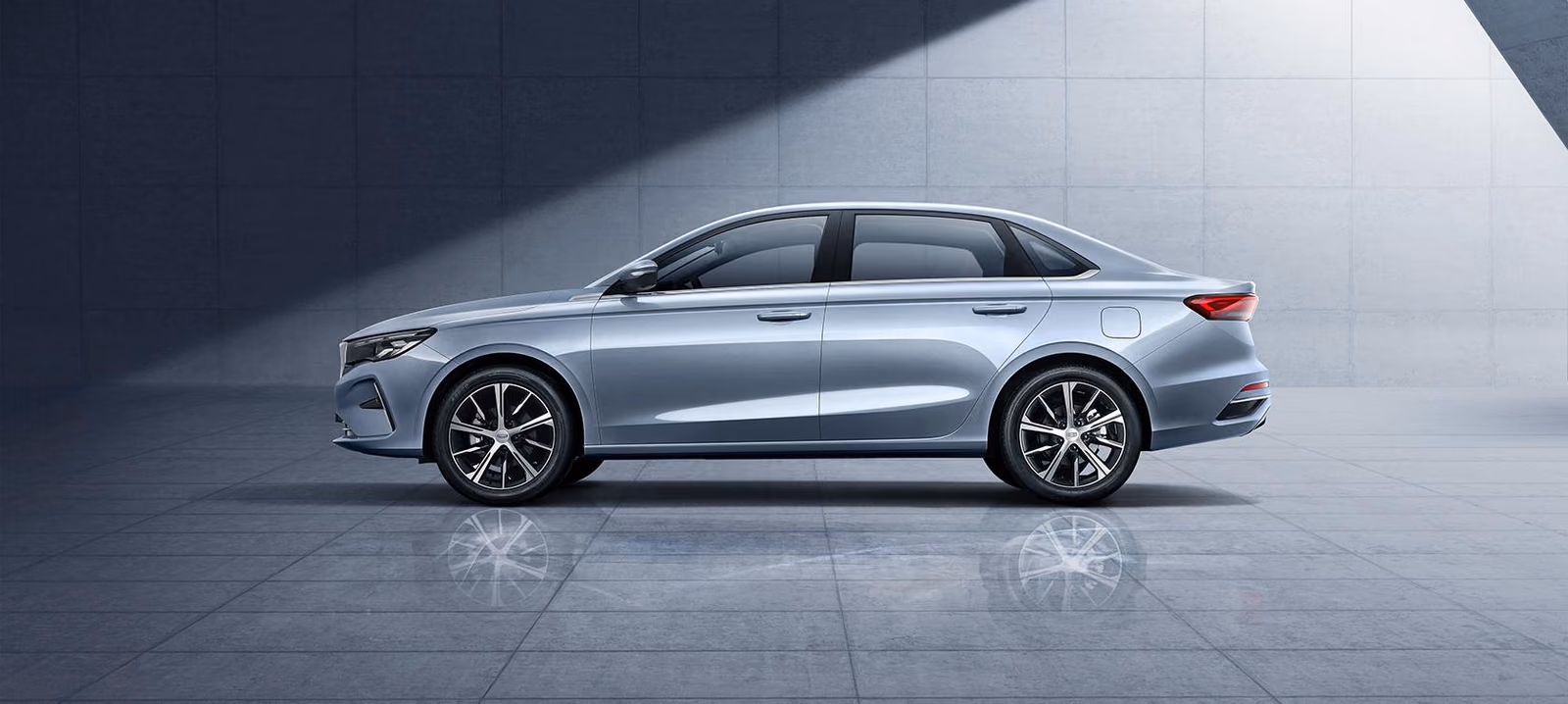Geely Emgrand в профиль в светлой студии