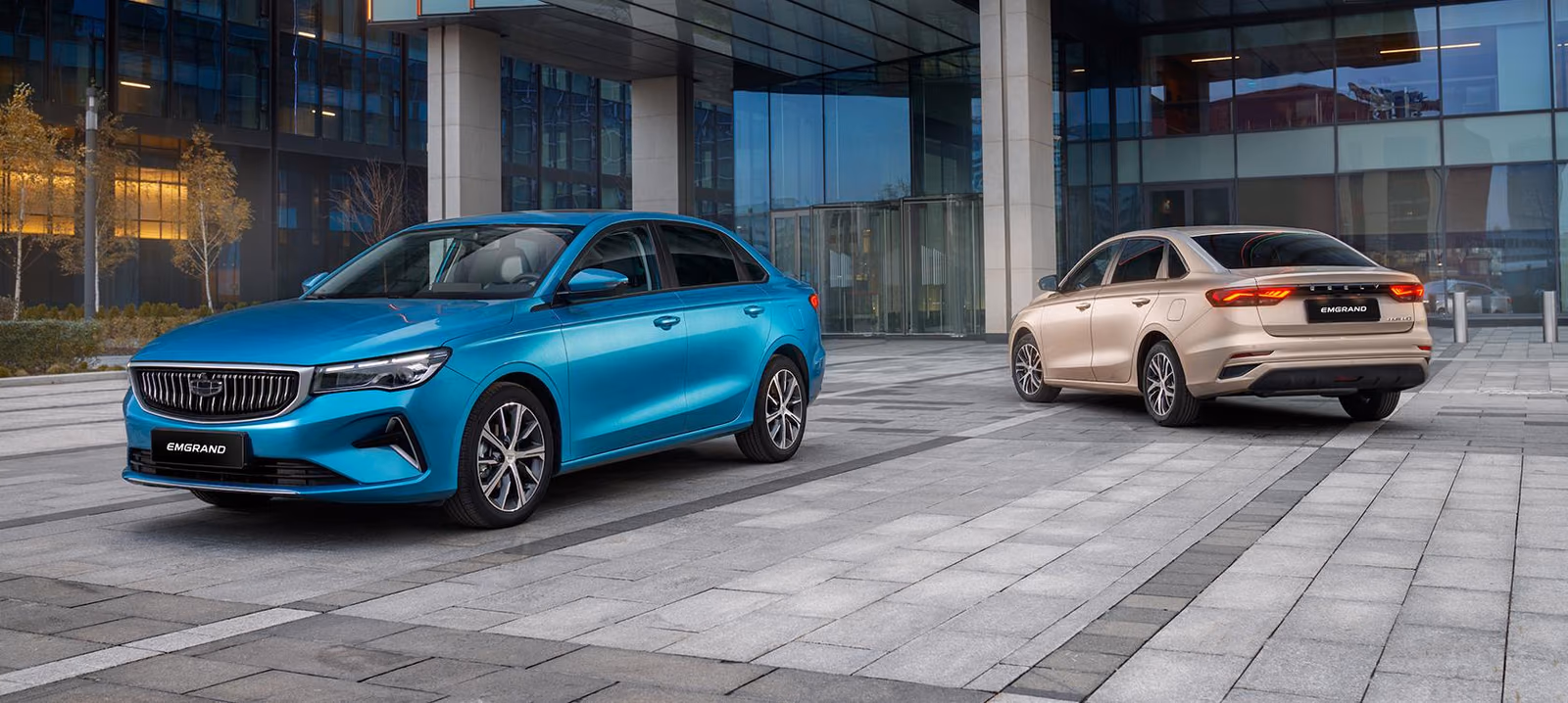 Синяя Geely Emgrand у современной архитектуры