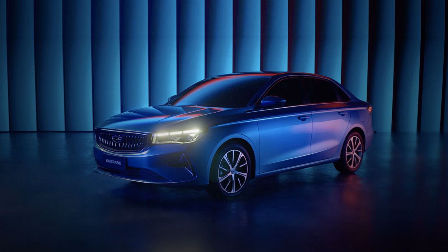 Синий Geely Emgrand в студии с подсветкой