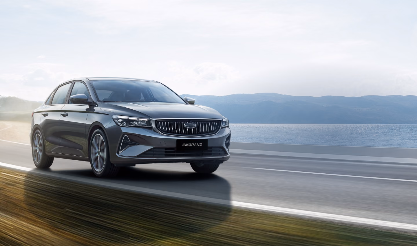 Geely Emgrand на прибрежной дороге