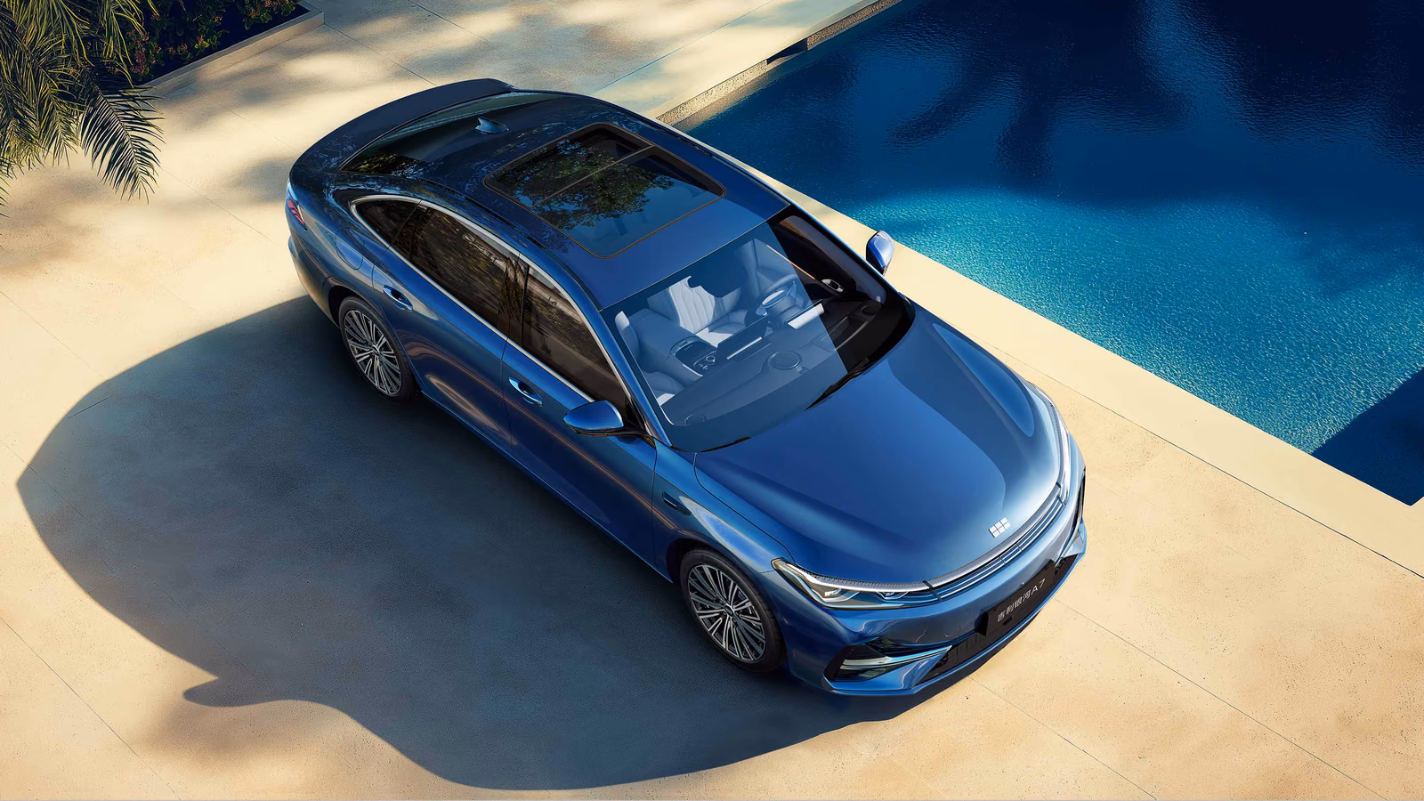 Geely Galaxy A7 у бассейна, вид сверху