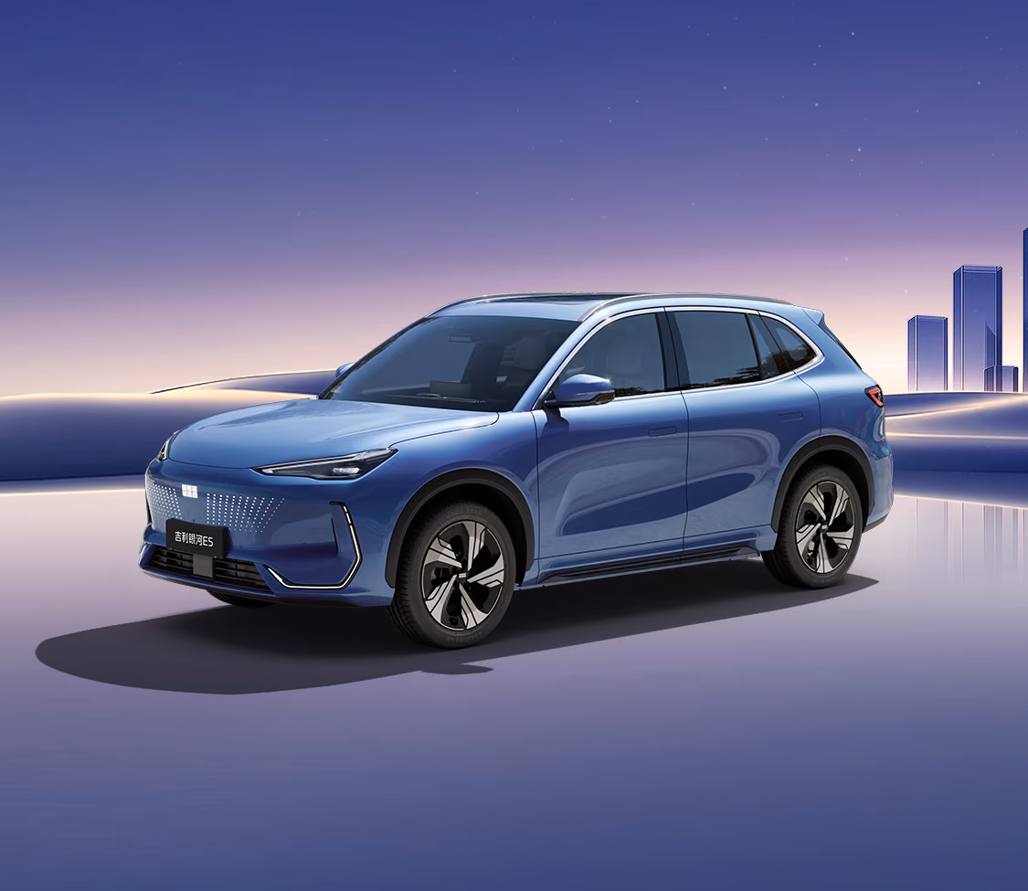 Синий Geely EX5 на фоне города