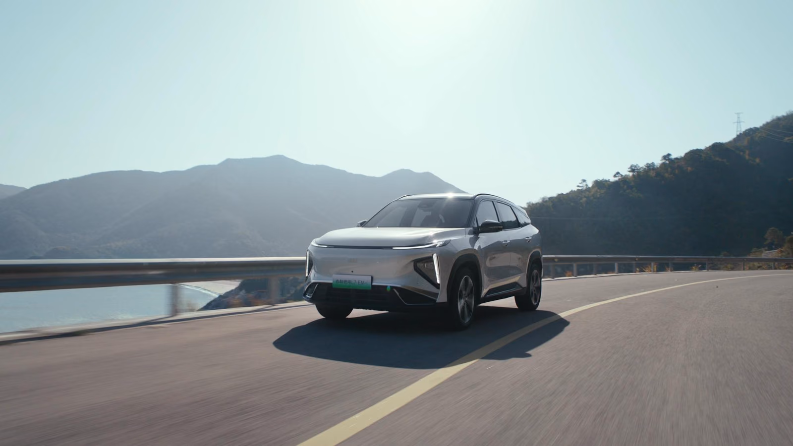Geely Galaxy L7 EM-i — вид спереди в три четверти в движении