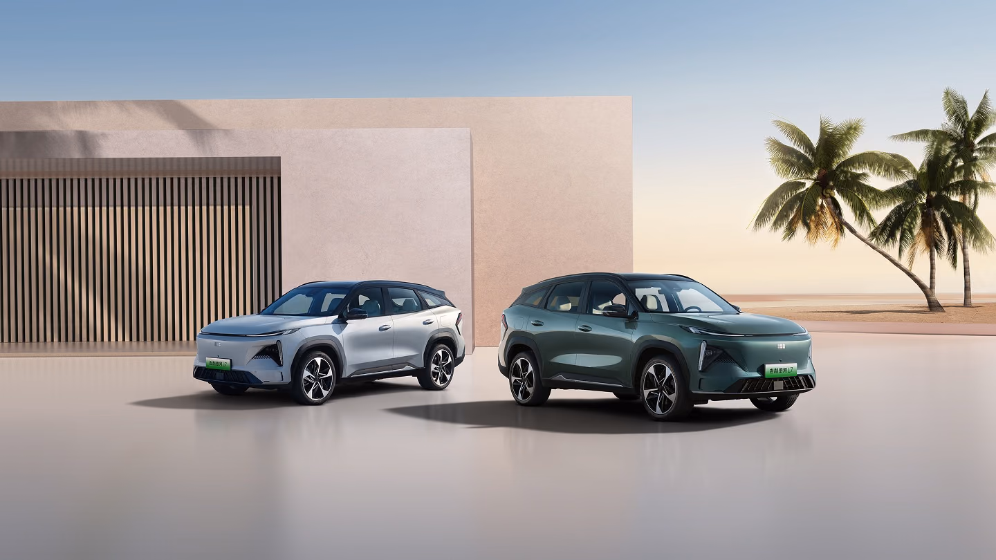 Geely Galaxy L7 EM-i — два автомобиля в серебристом и зелёном цветах