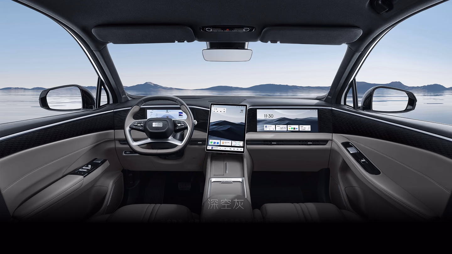 Geely Galaxy L7 — передняя часть салона в серой отделке