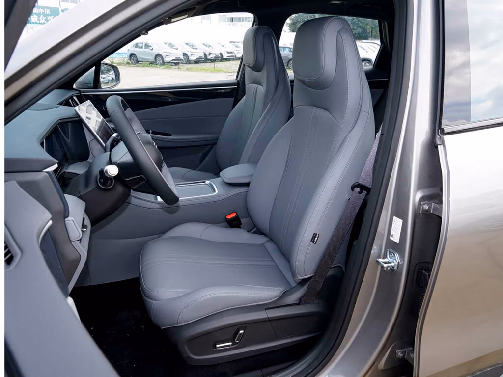 Geely Galaxy L7 — передние сиденья