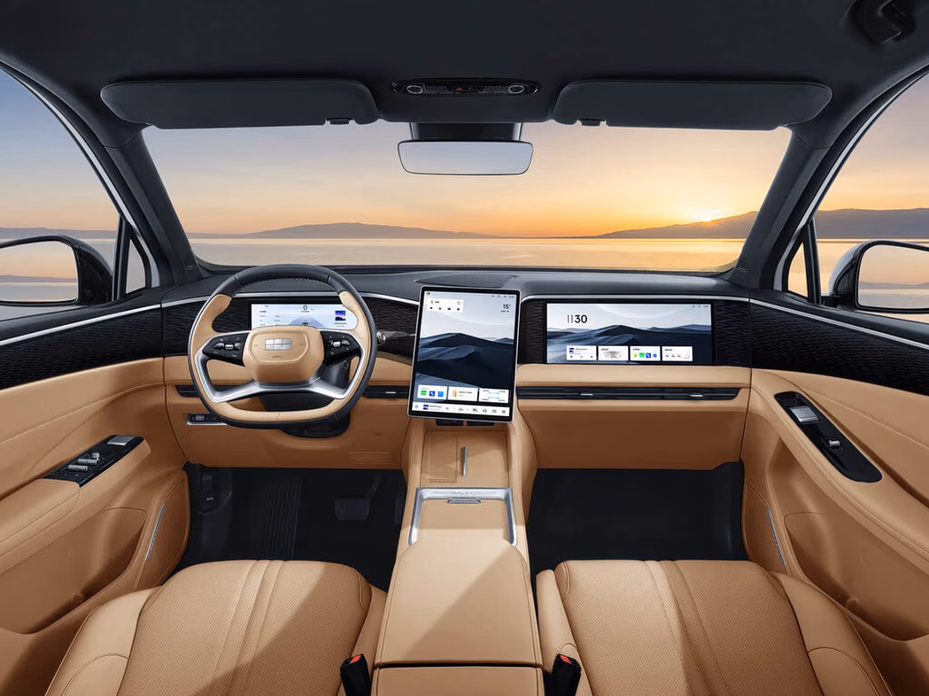Geely Galaxy L7 — передняя панель в коричневой отделке