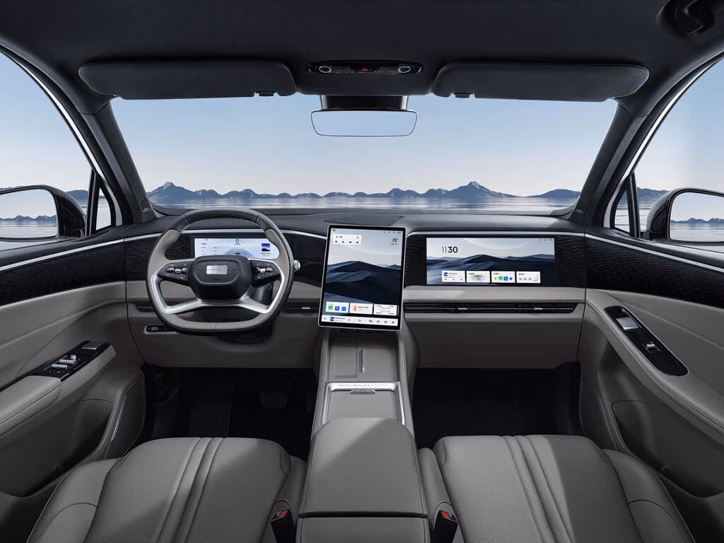 Geely Galaxy L7 — передняя панель в серой отделке