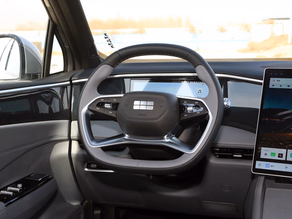 Geely Galaxy L7 — рулевое колесо и цифровая приборная панель