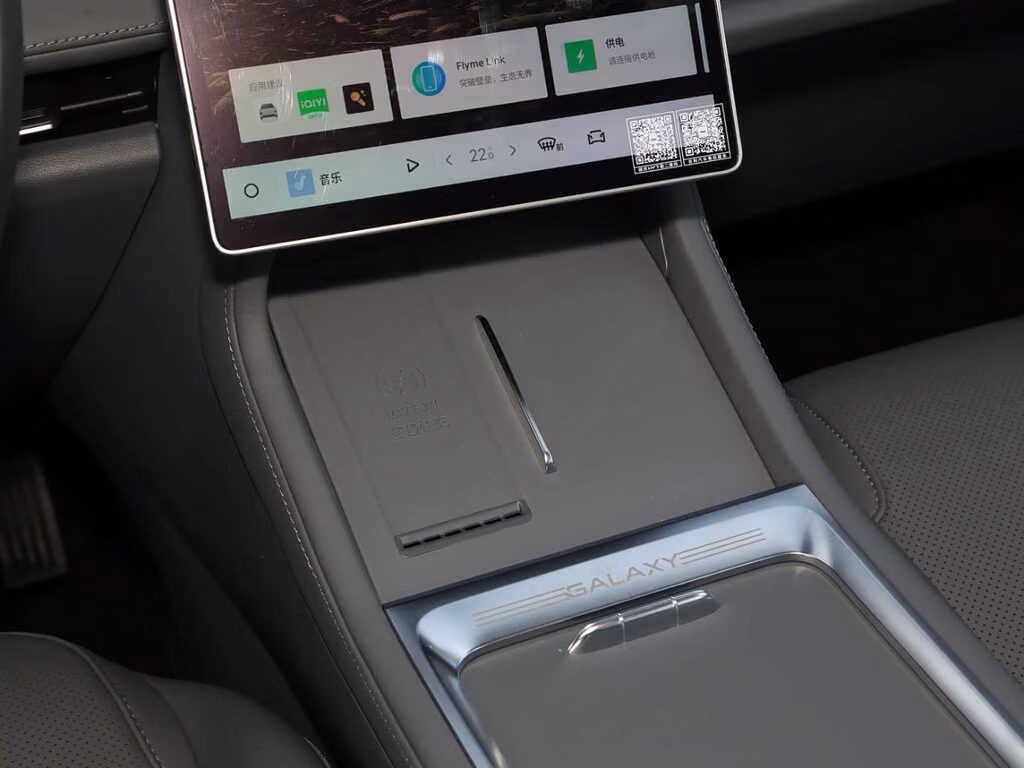 Geely Galaxy L7 — беспроводная зарядка и центральная консоль