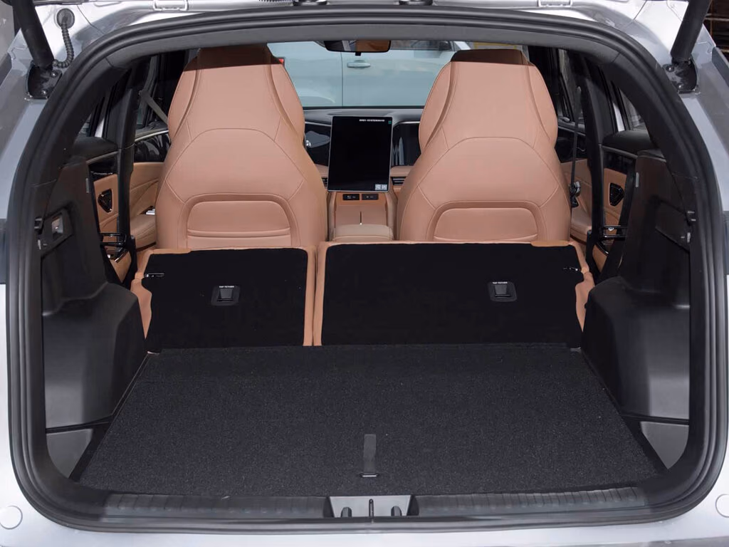 Geely Galaxy L7 — багажник со сложенными спинками