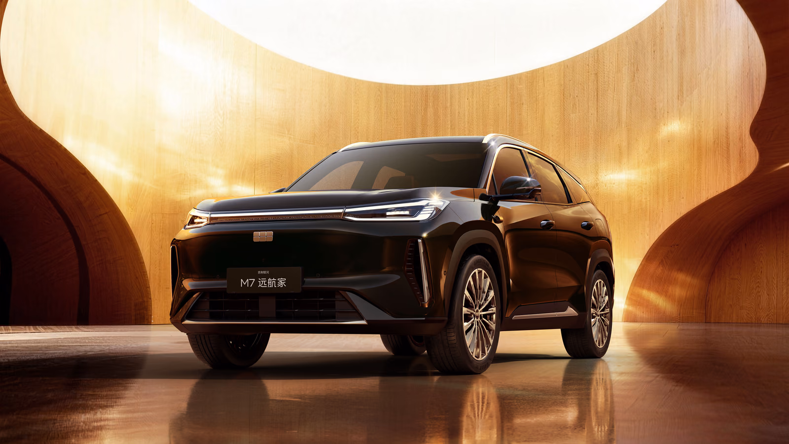 Чёрный Geely Galaxy M7 у современного здания