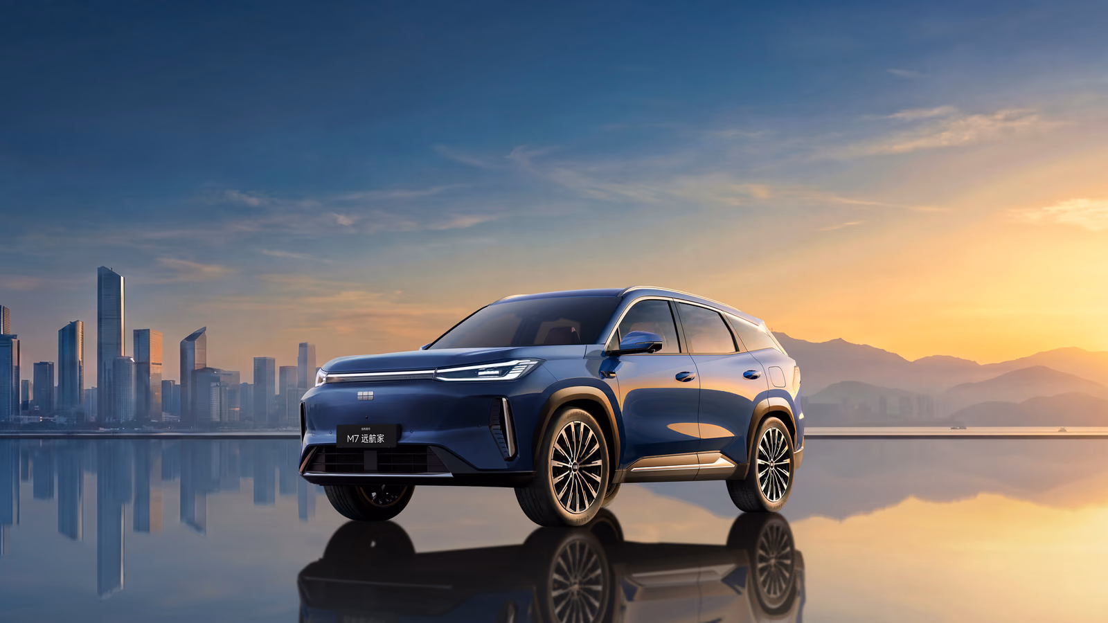 Синий Geely Galaxy M7 на фоне города на закате