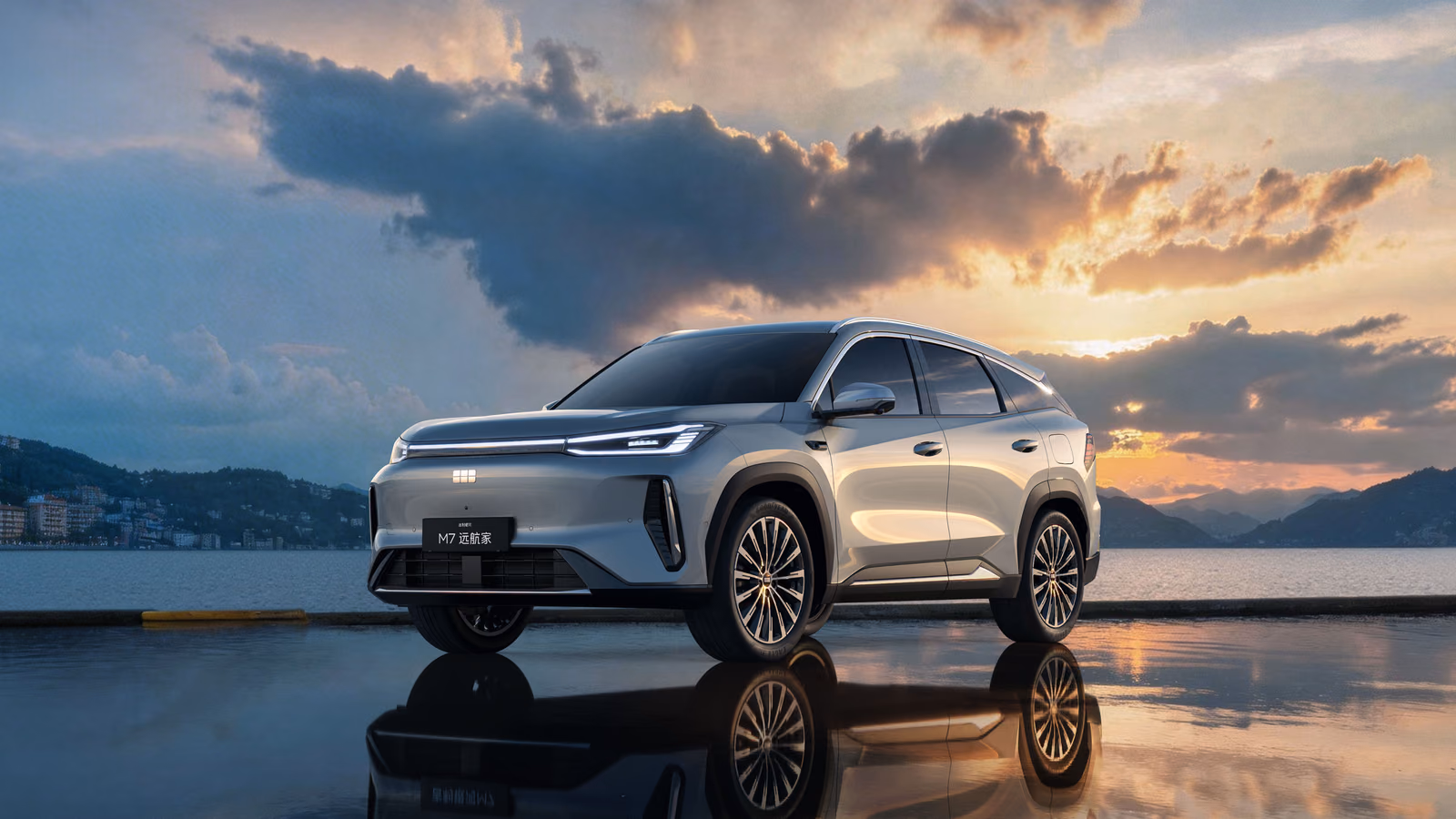 Geely Galaxy M7 у моря на закате, вид спереди