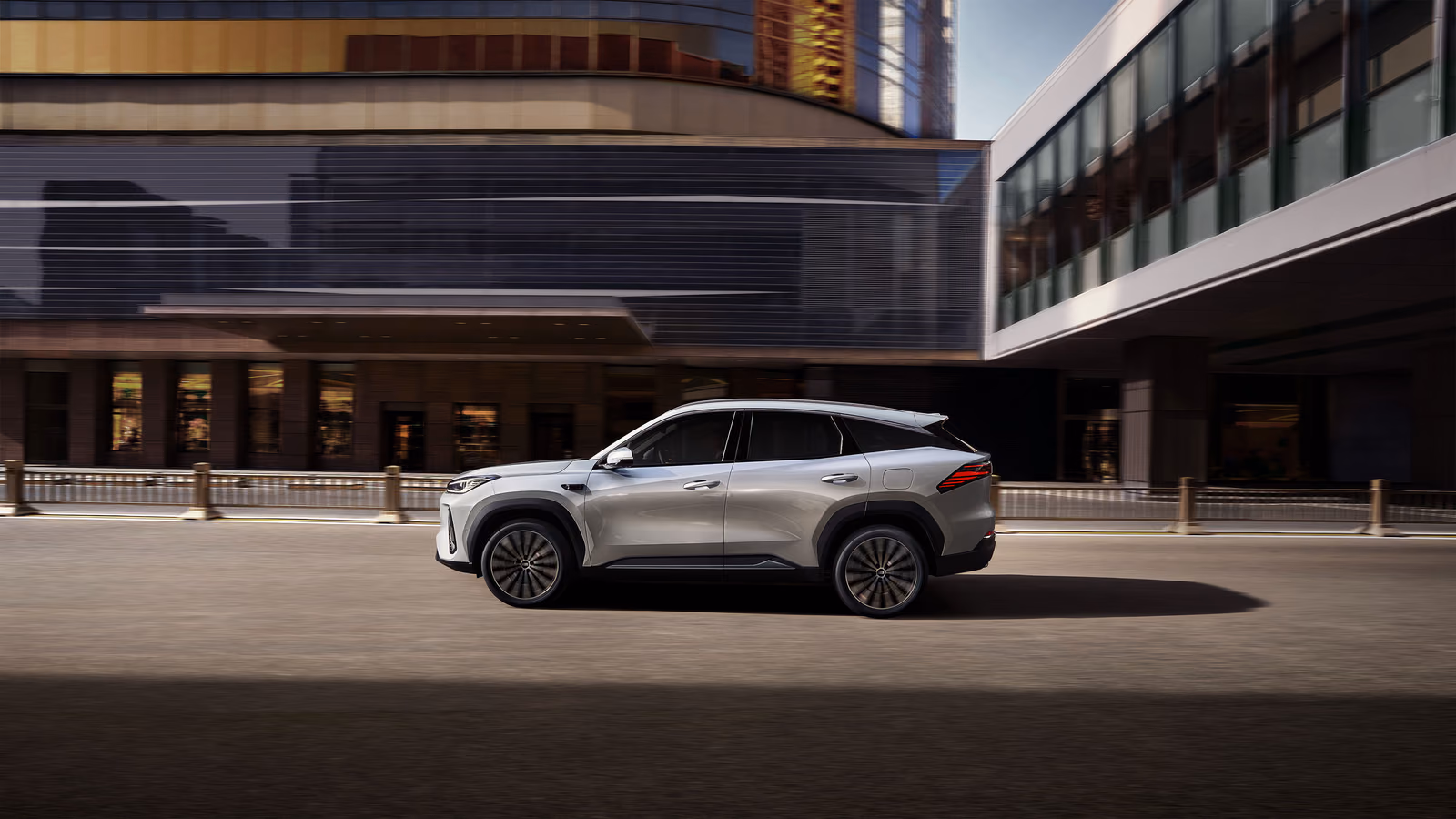 Синий Geely Galaxy M7 у здания, вид спереди в три четверти