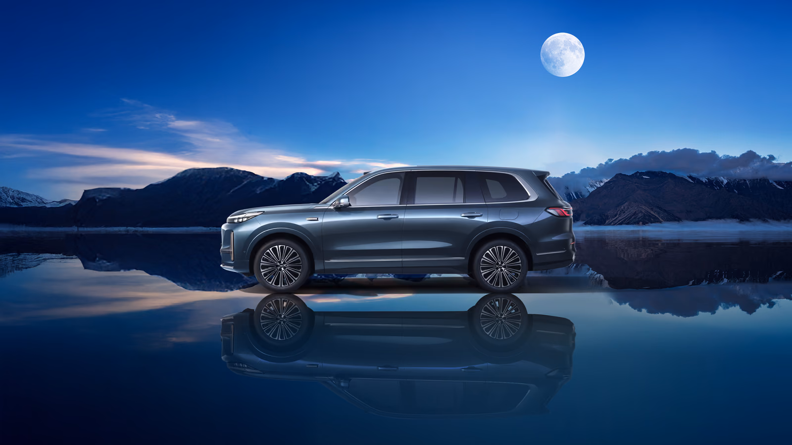 Синий Geely Galaxy M9 у озера под луной