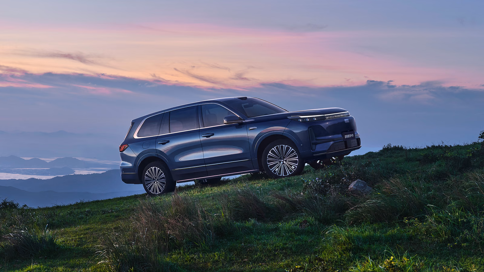 Geely Galaxy M9 на холмах на закате