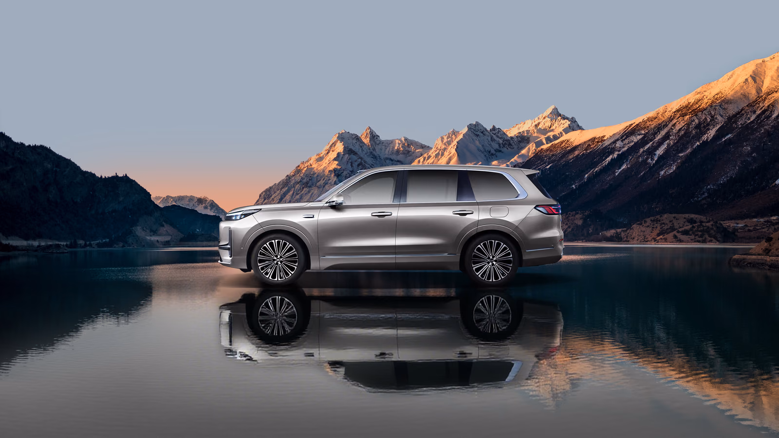 Серебристый Geely Galaxy M9 у горного озера