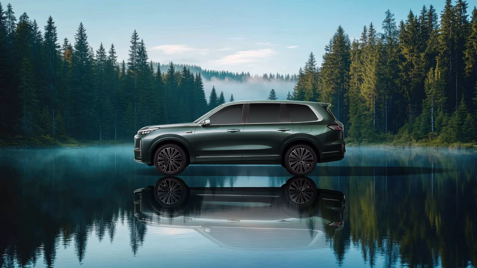 Зелёный Geely Galaxy M9 у лесного озера