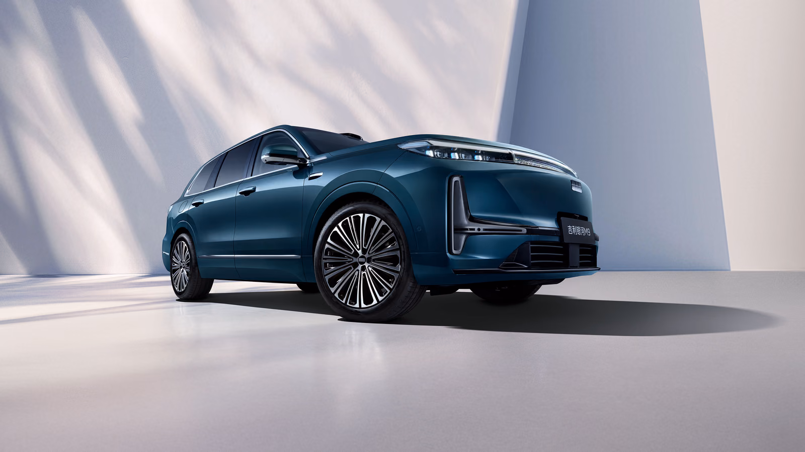 Geely Galaxy M9 в студии, вид спереди в три четверти