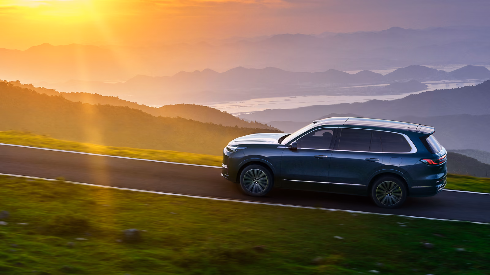 Geely Galaxy M9 на загородной дороге на закате