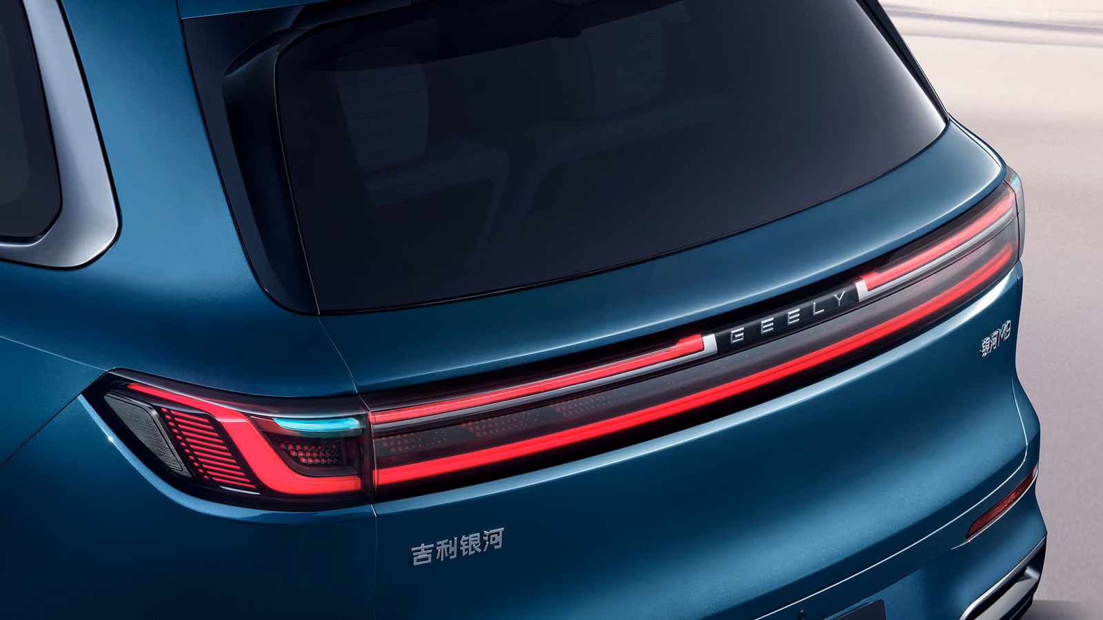 Задняя световая полоса Geely Galaxy M9 крупным планом