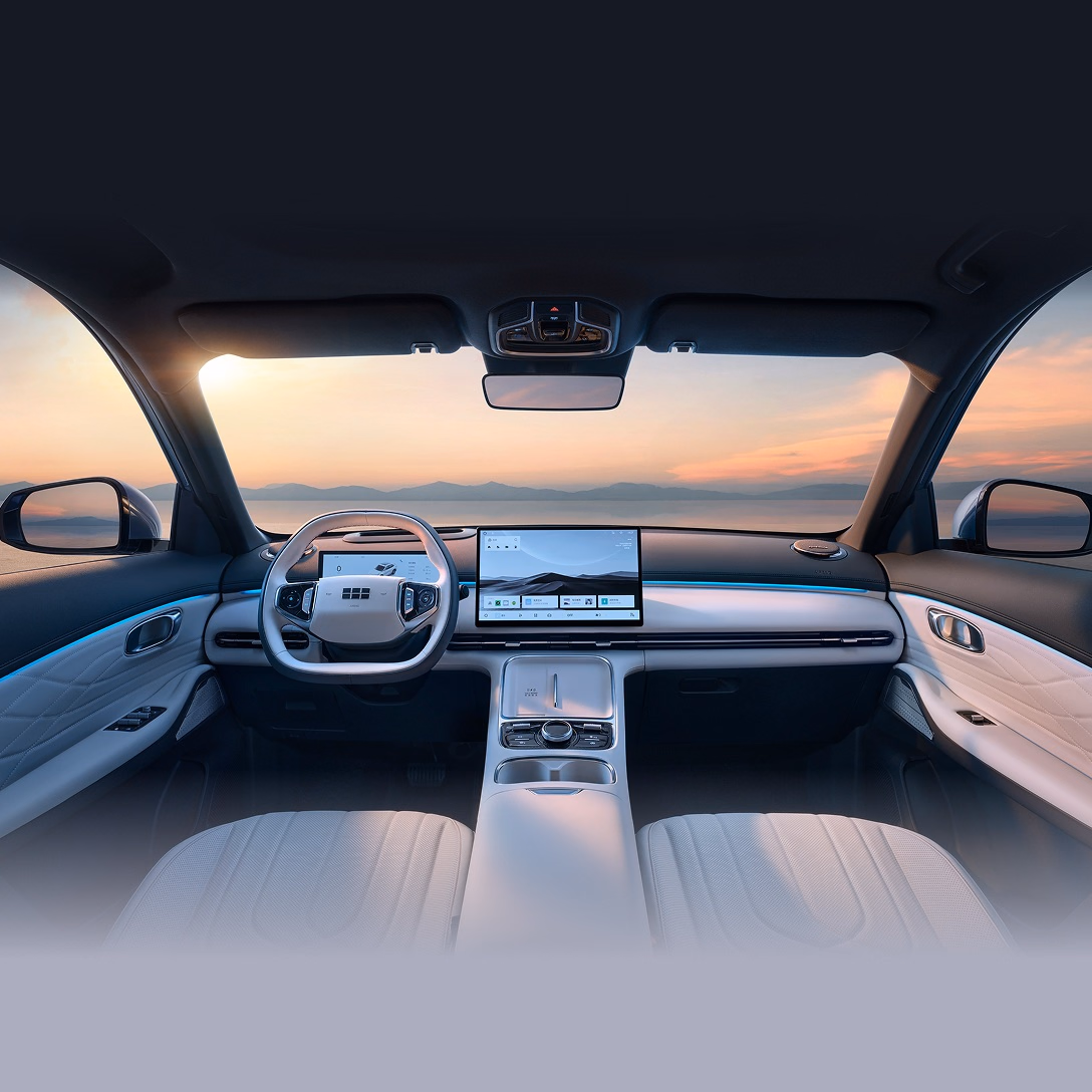 Панорамный вид салона Geely Galaxy Starship 7 EM-i