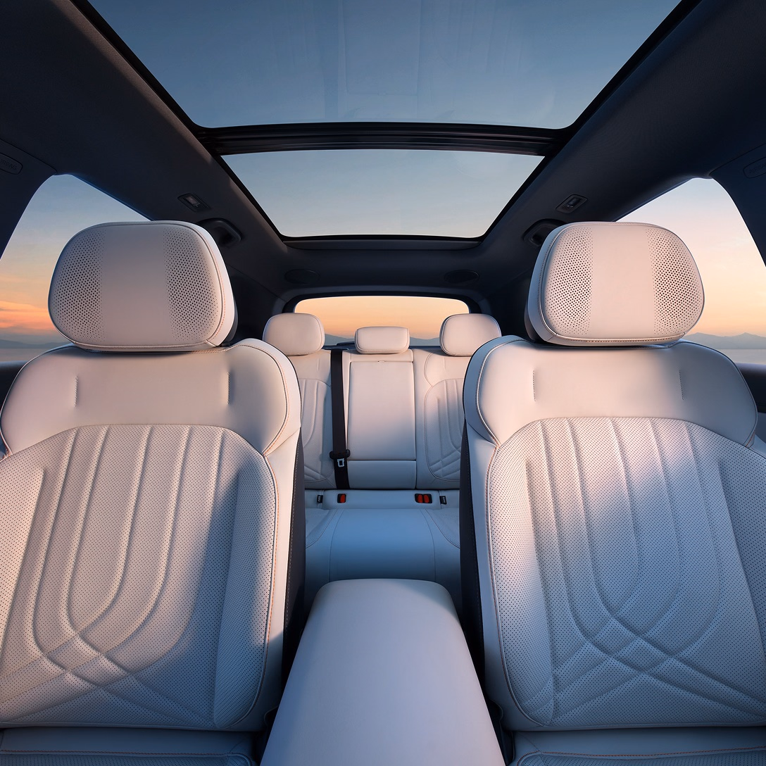 Передние кресла и панорамная крыша Geely Galaxy Starship 7 EM-i