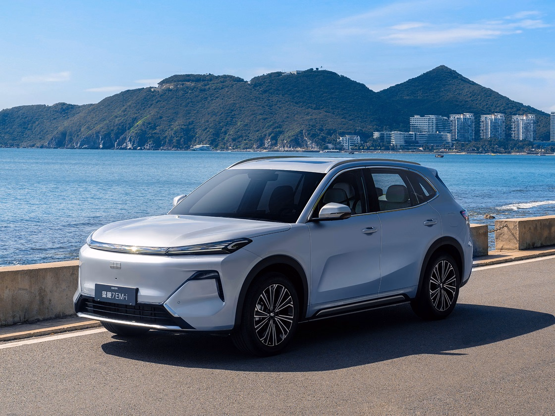 Geely Galaxy Starship 7 EM-i у морского побережья