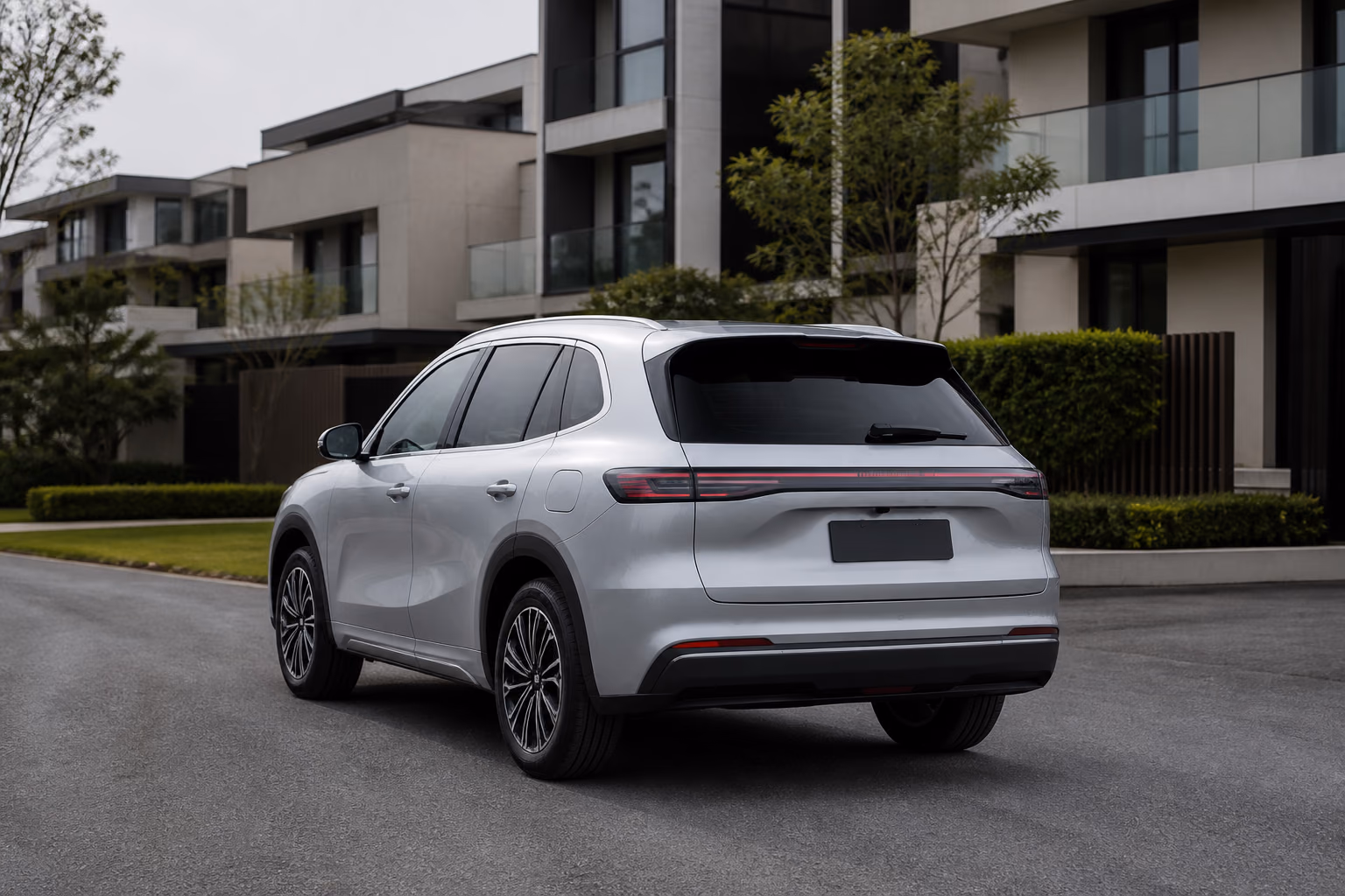 Geely Galaxy Starship 7 EM-i у современного семейного жилого квартала