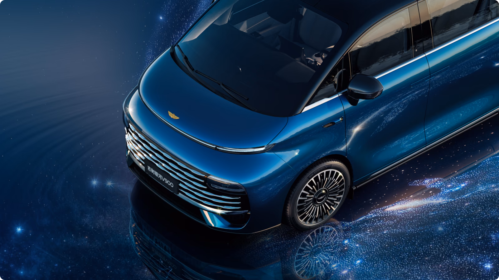 Тёмно-синий Geely Galaxy V900, вид спереди в три четверти
