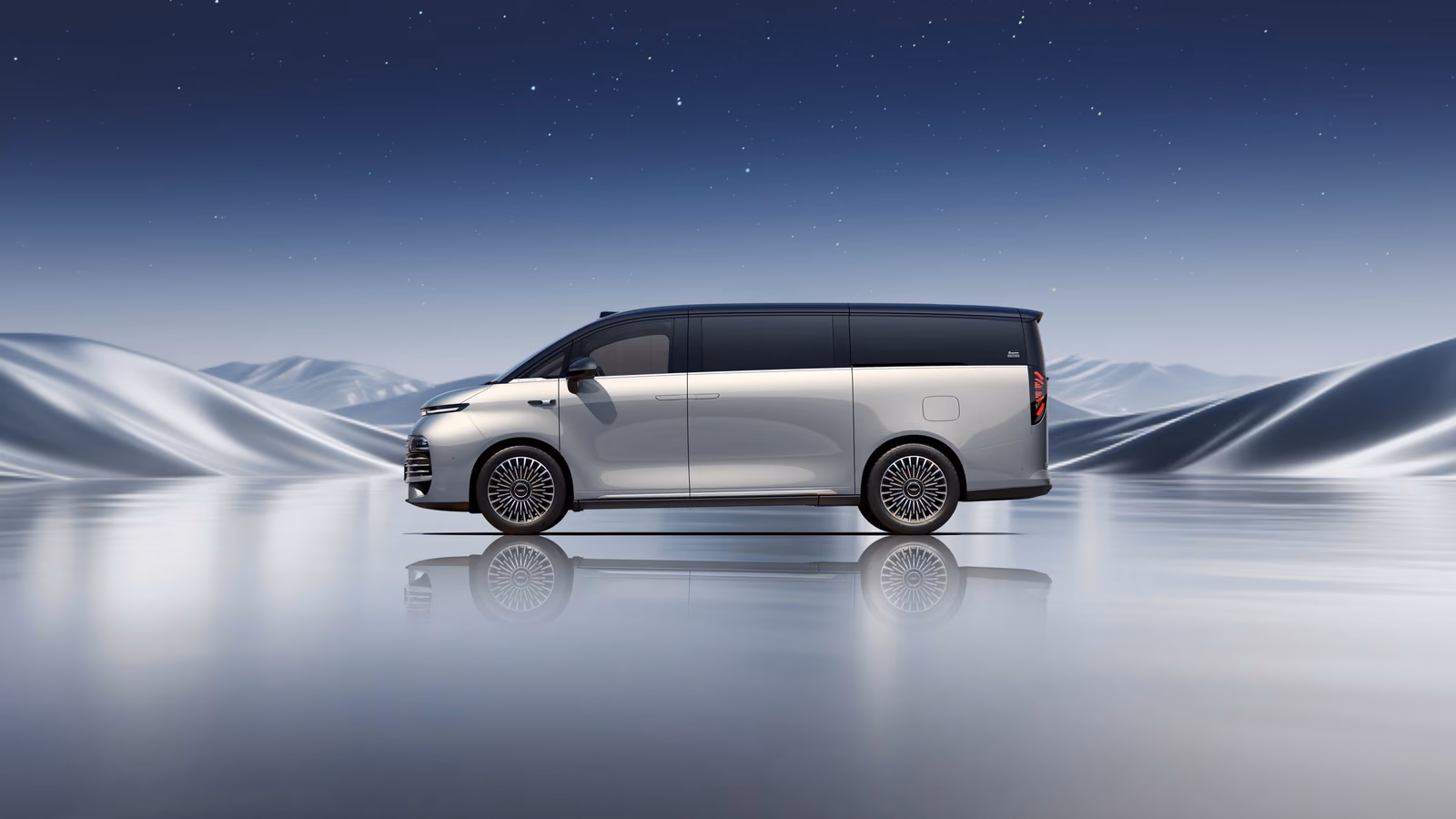 Серебристый Geely Galaxy V900 на зимнем озере