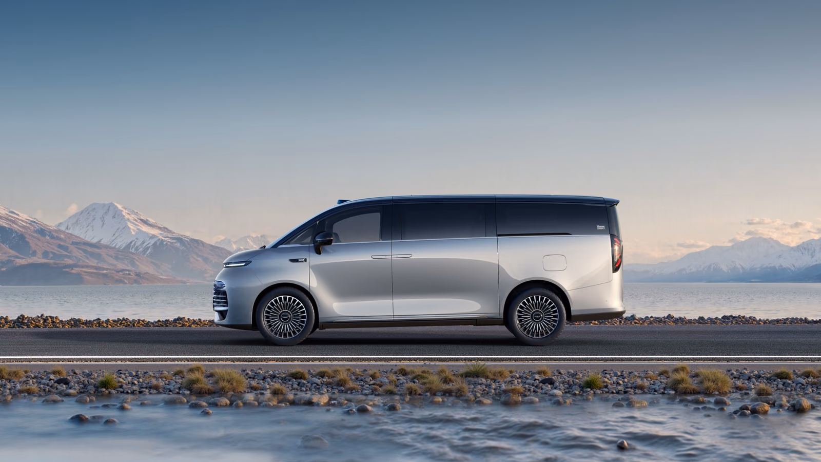Geely Galaxy V900 на прибрежной дороге