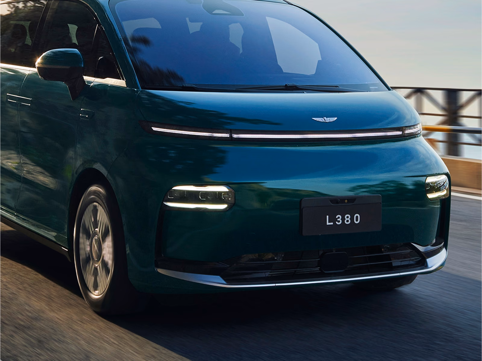 LEVC L380, вид сзади в три четверти
