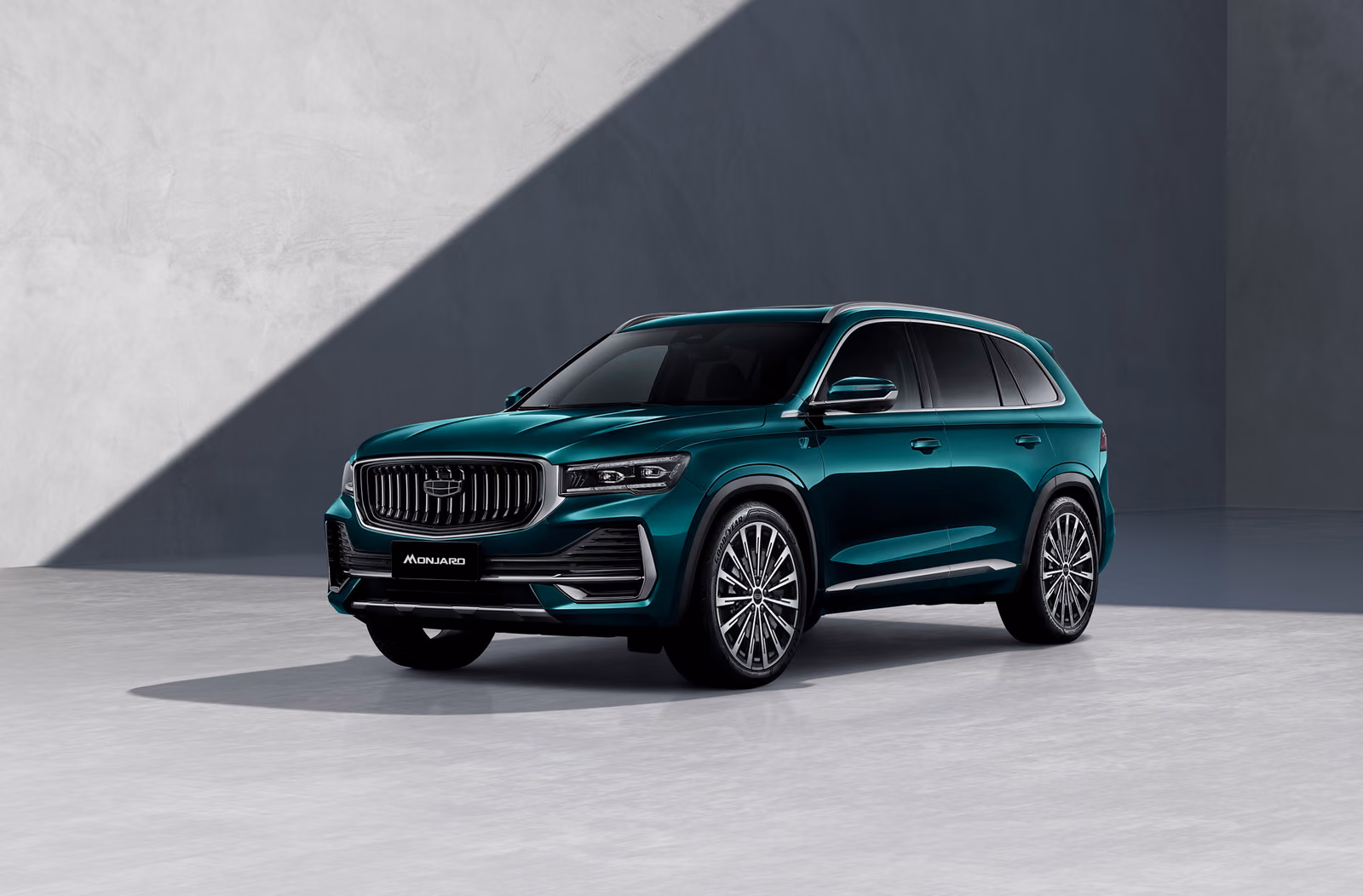 Geely Monjaro в студии, вид спереди в три четверти