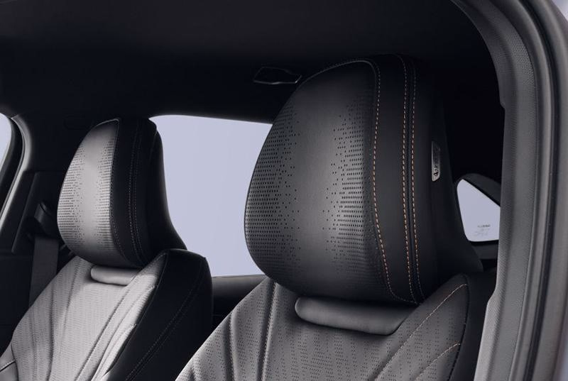 Передние кресла Geely Preface с интегрированными подголовниками