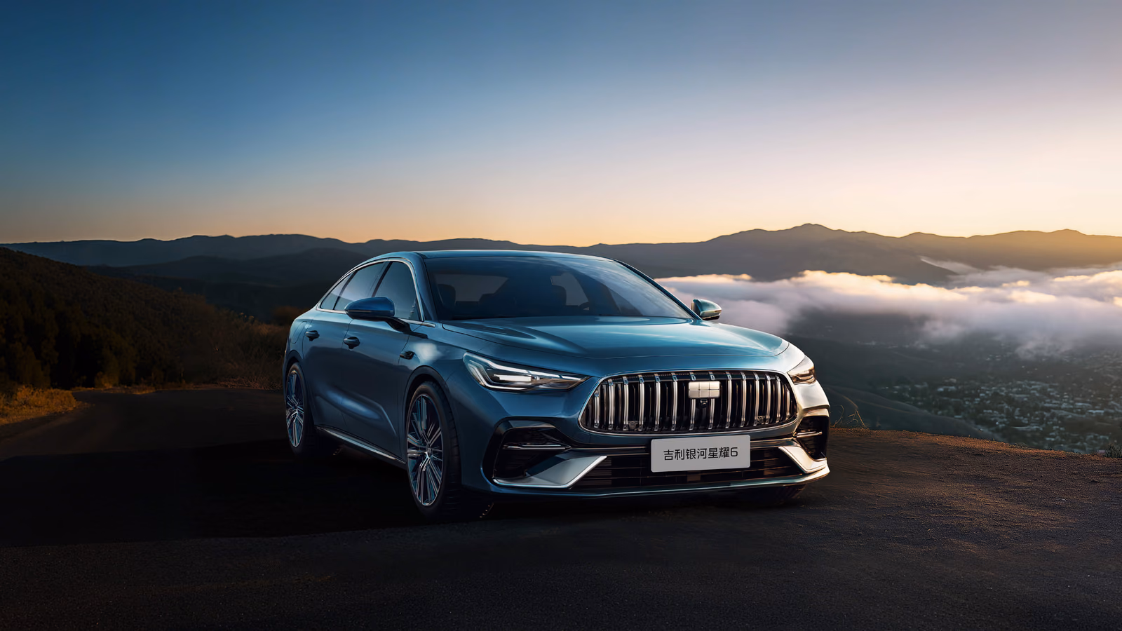Синий Geely Starshine 6 на фоне гор на закате