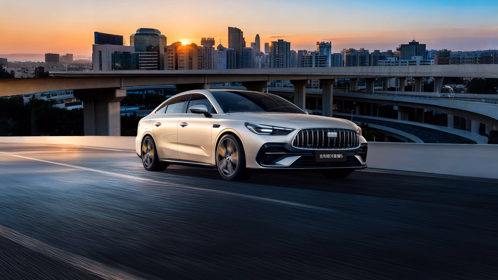 Geely Starshine 6 на фоне города на закате